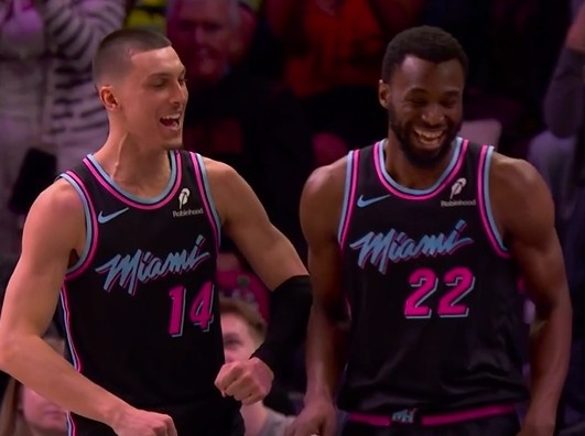 亿万28官网-风卷残云！维金斯速推反击 起飞暴扣打进加罚率队扩大优势