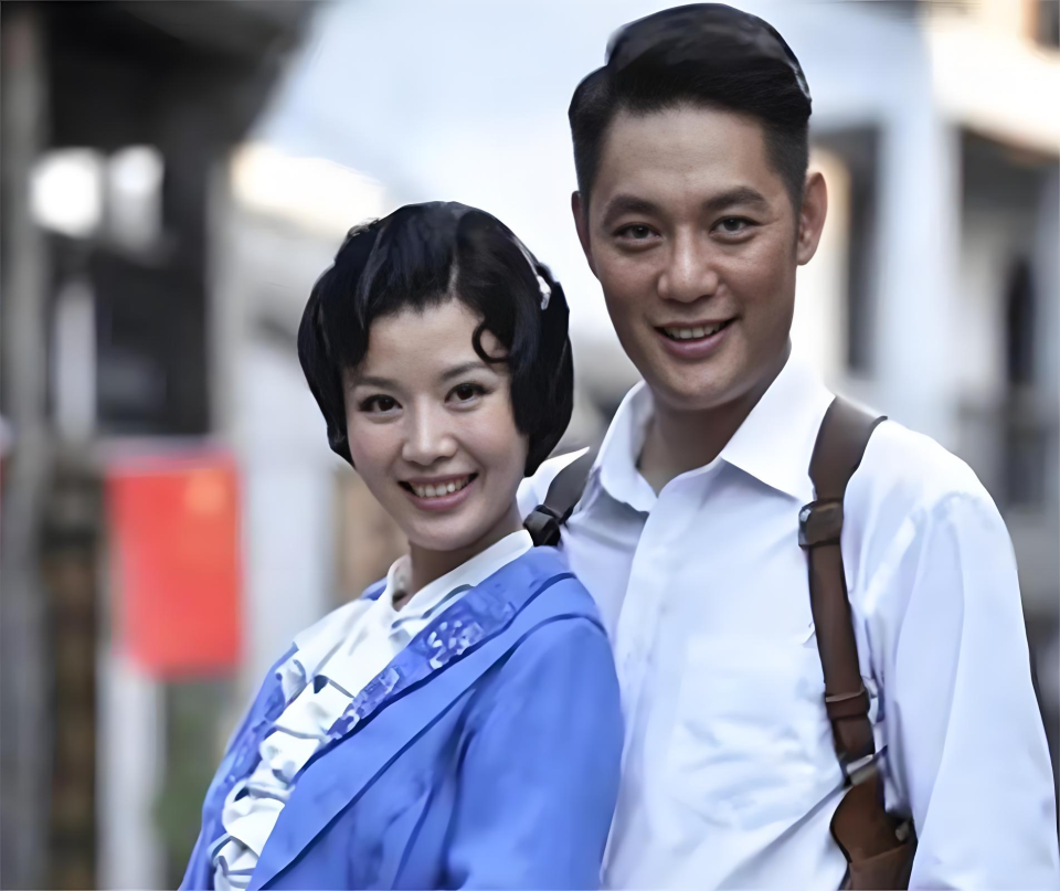 亿万28-49岁程愫近况曝光!与傅程鹏离婚已9年,如今与15岁儿子相依为命