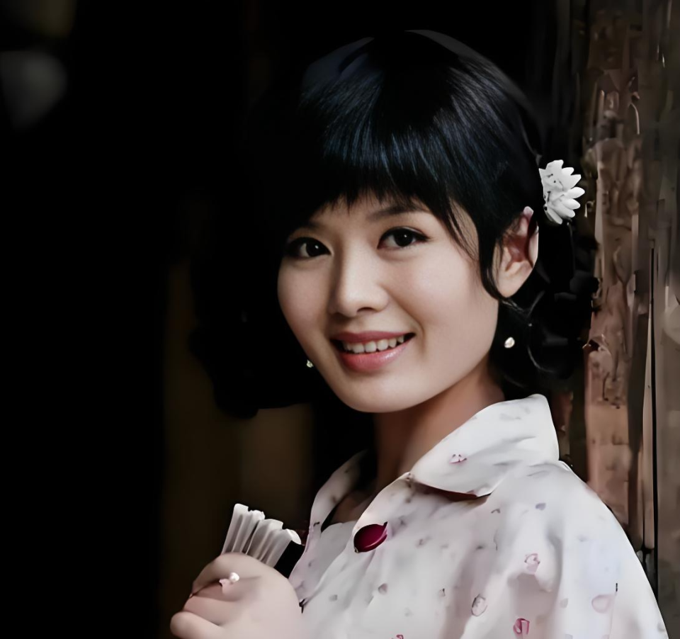 亿万28-49岁程愫近况曝光!与傅程鹏离婚已9年,如今与15岁儿子相依为命