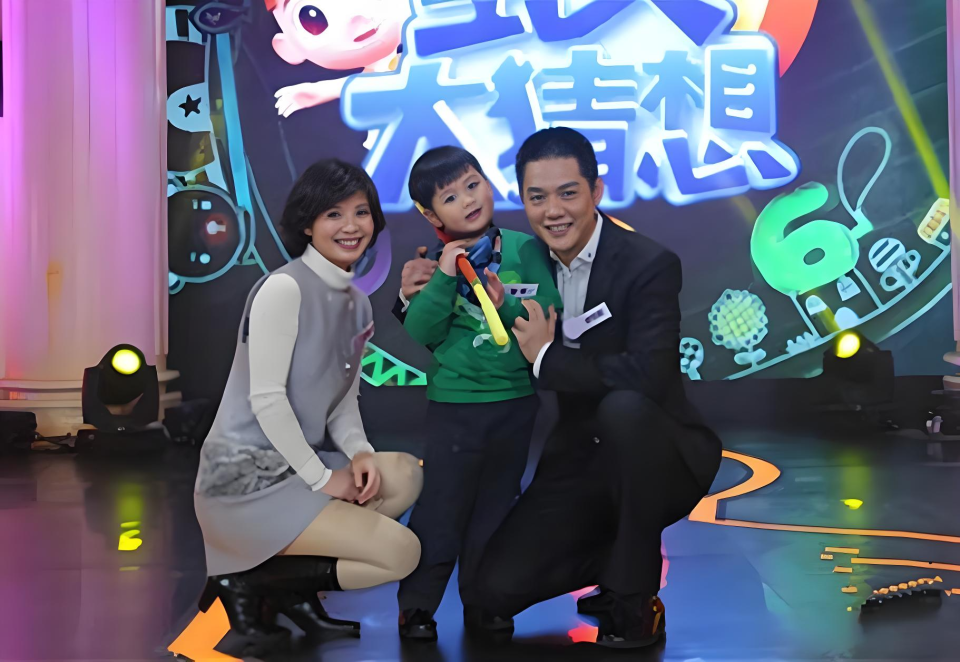 亿万28-49岁程愫近况曝光!与傅程鹏离婚已9年,如今与15岁儿子相依为命