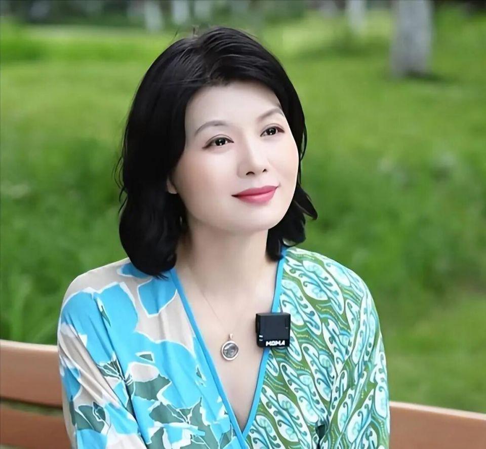 亿万28-49岁程愫近况曝光!与傅程鹏离婚已9年,如今与15岁儿子相依为命