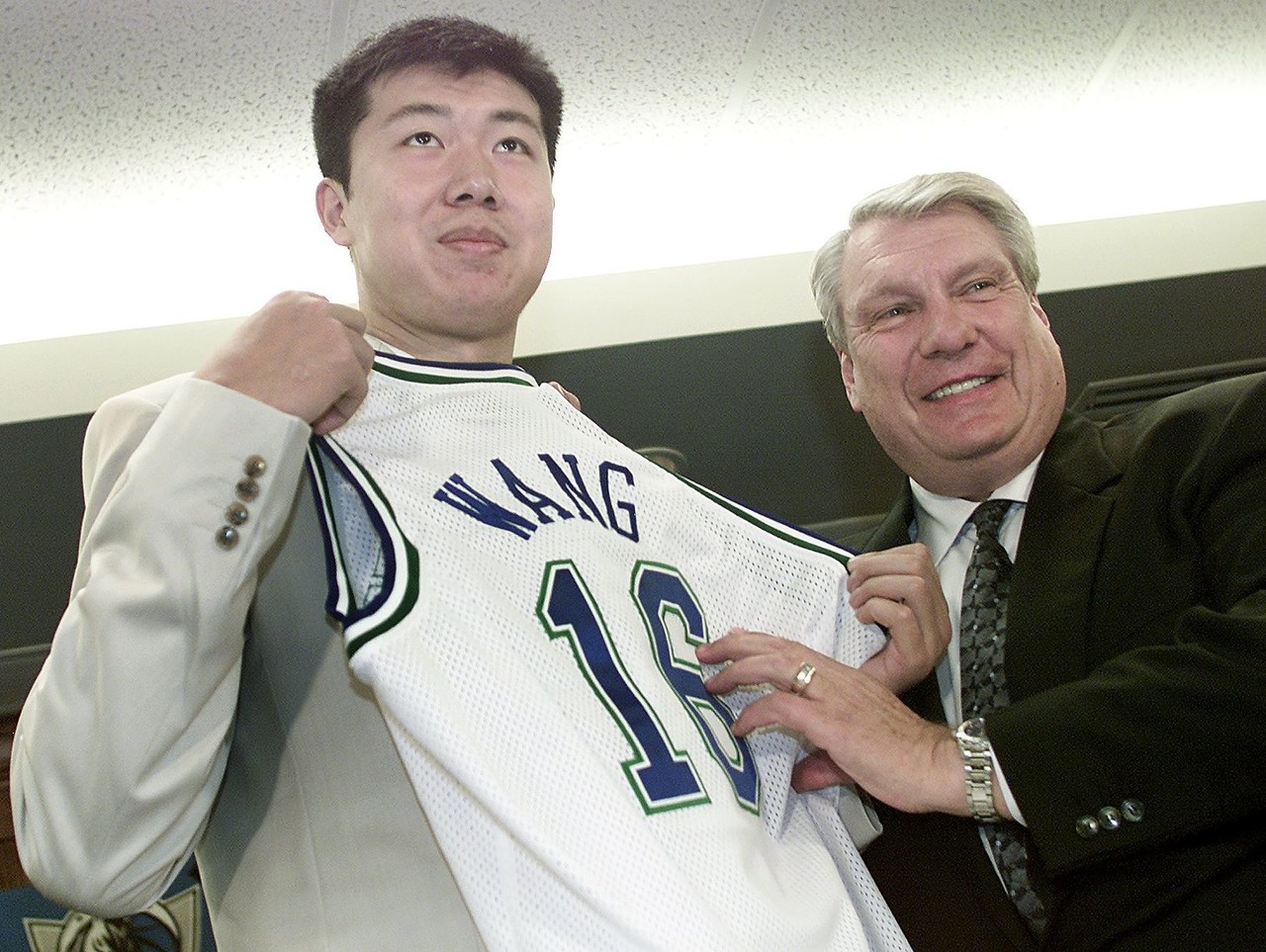 亿万28大舞台-尼克斯上次进总决赛联盟啥格局？缩水赛季马龙获MVP 大郅被选中